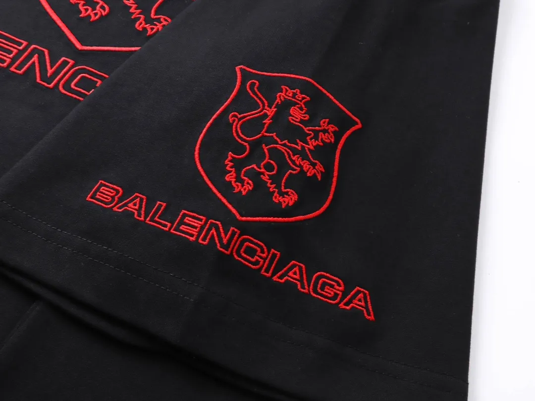 【 . Quality】BALENCI*GA/ BALENCI*GA#New Arrival，2025New Arrival LION CLUB LOGO T . 。 ZP . 260 ， . . . . Color Change。 。 ， 。 。 . OS . Same Style ：BL 253623 ：Black Size：XS S M L